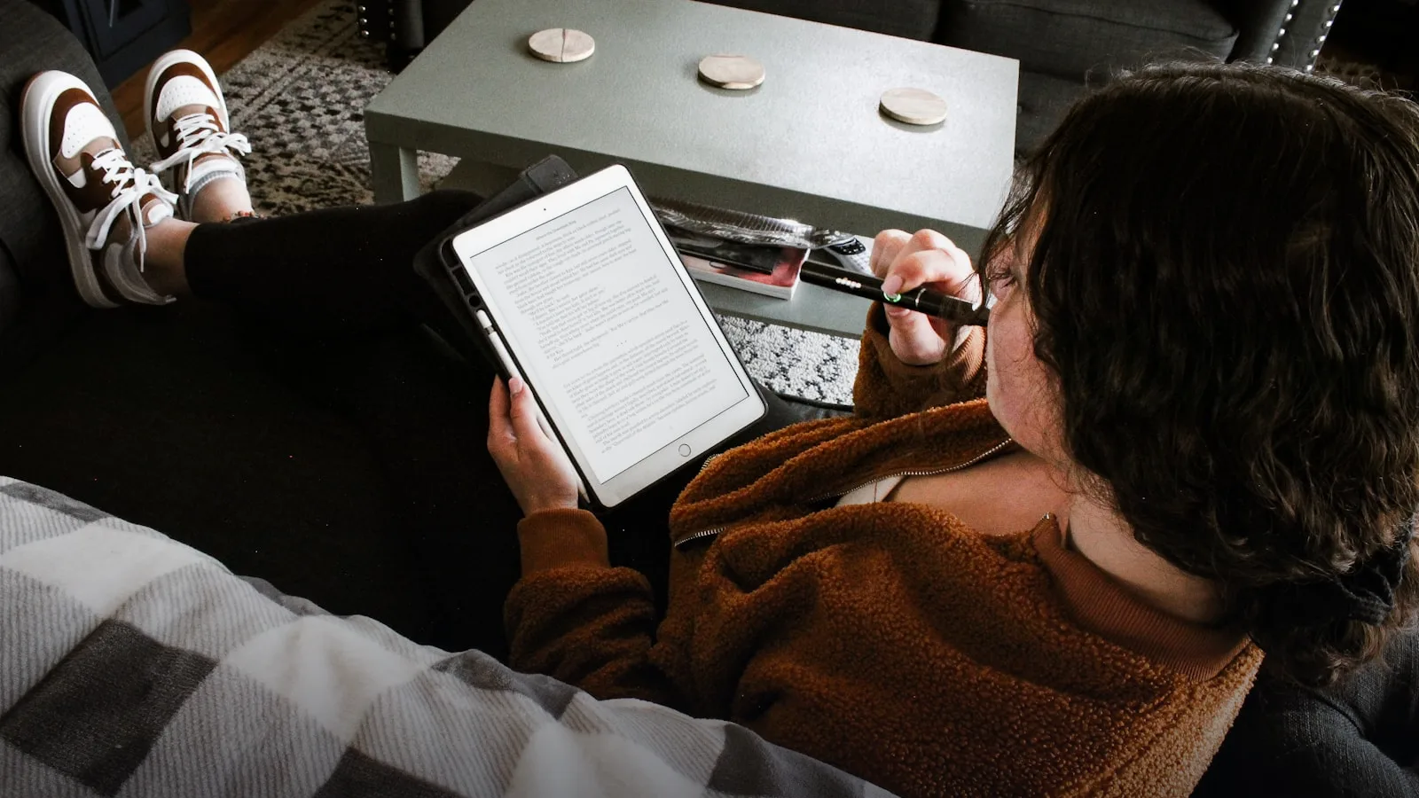 Fahrschülerin lernt die Theorie digital am Tablet